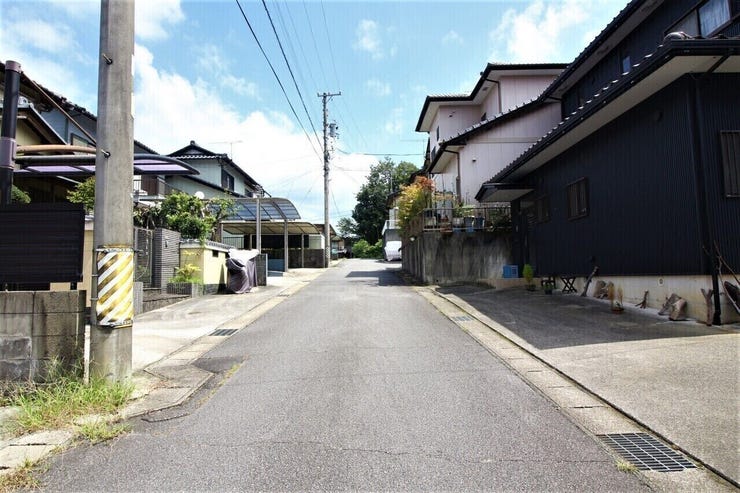 大通り沿いではないため、車通りも多くなく安心できる前面道路です。対向車がきてもすれ違える広さがございます。
