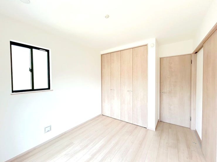 【洋室】
部屋の広さが適度なため、家具の配置やインテリアデザインがしやすく、狭すぎず広すぎない居心地の良い空間を作れます。
また収納が豊富な間取りで部屋が散らかりにくく、掃除や片付けが楽に♪