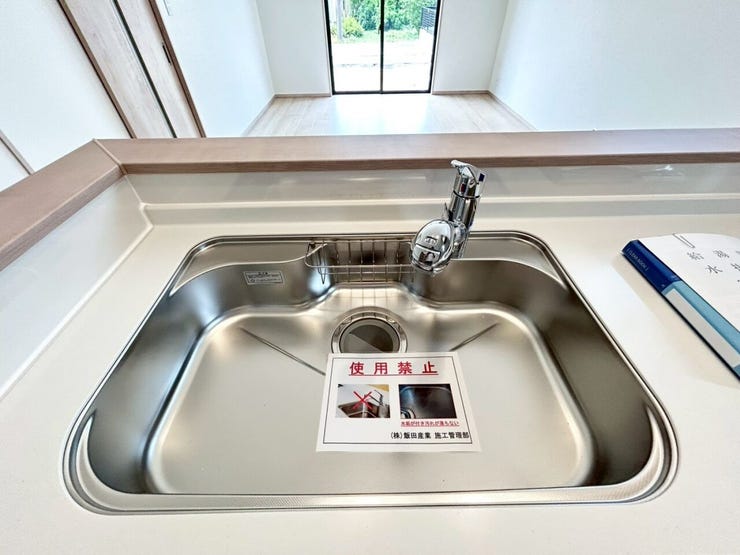 【いつでも安心でおいしい水を「浄水器付きシンク」】
水栓一体型の浄水器で、料理や飲料水にいつでも安心・安全なお水を使えます。
野菜洗いにも気兼ねなく使え、毎日の食卓を美味しく健康的にサポート。
