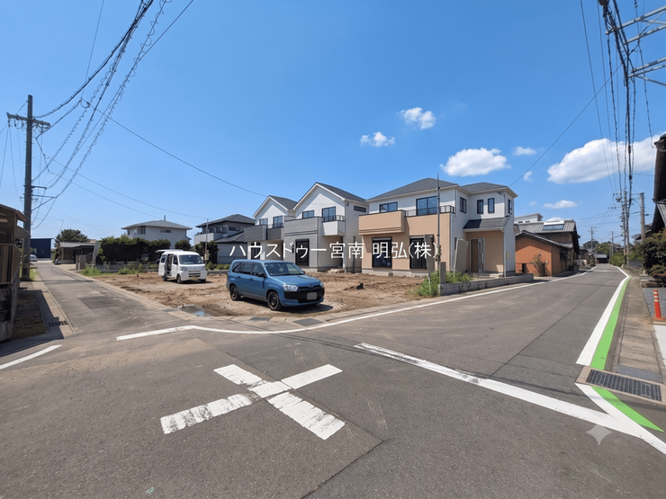 【交通量が少なく、静かで安心な住環境】
車の通り抜けがほとんどないため、騒音が少なく、小さなお子様がいるご家族も静かに安心して暮らせます。