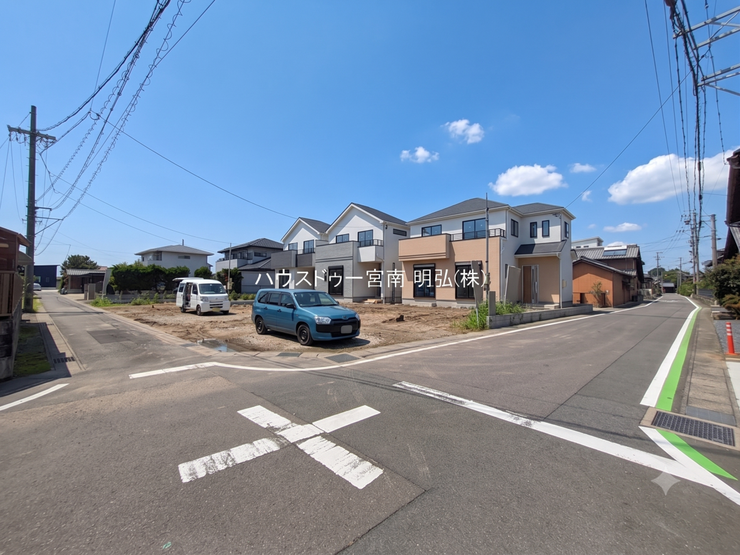 【交通量が少なく、静かで安心な住環境】
車の通り抜けがほとんどないため、騒音が少なく、小さなお子様がいるご家族も静かに安心して暮らせます。