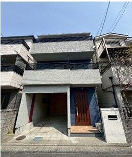 【外観】
外壁塗装済で美しく生まれ変わった外観!鉄骨造ならではの重厚感と安心感が魅力です。落ち着いた街並みに映える佇まいで、長く快適にお住まいいただけます。