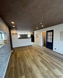 広々19.5帖のLDKは開放感あふれる快適空間!家族が自然と集まるゆとりある広さで、家具配置もしやすく多彩なレイアウトが可能です。明るい採光が差し込み、毎日の暮らしを心地よく演出します。