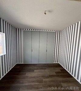 落ち着いた雰囲気の洋室は、主寝室にも最適なゆとりある空間。ベッドや収納家具を置いても余裕があり、快適にお過ごしいただけます。窓からの採光も良好で、明るく心地よいお部屋です。