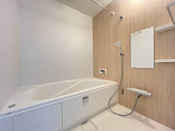浴室乾燥機、浴室暖房付きですので冬場も安心の浴室です♪
また室内干しも可能です!