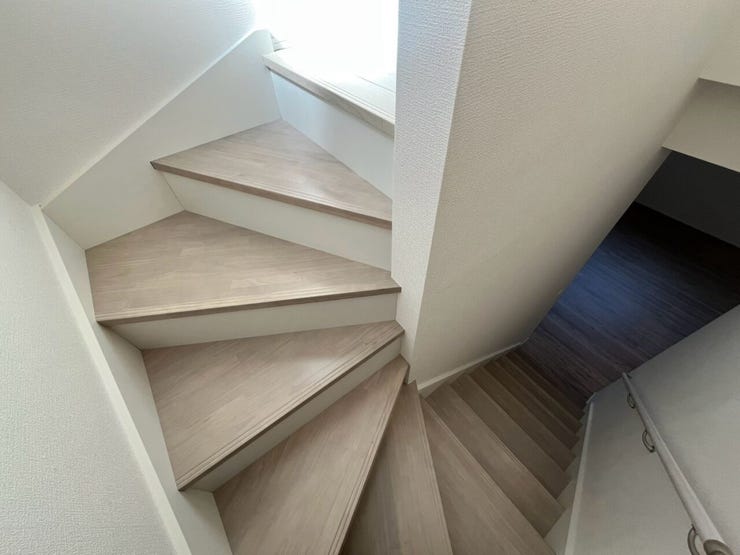 1階から2階へ繋がる階段~