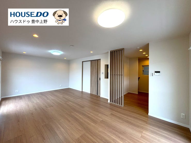 【外観】
【リビングダイニング】
広々ゆとりあるリビングダイニング!LDKで広さ約19帖ございます!二面採光で明るく開放的な室内です♪