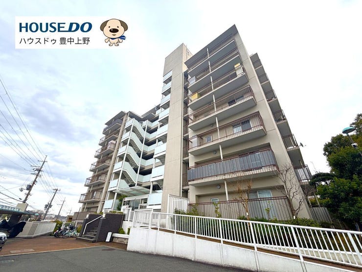 粟生南公園に面した緑豊かな住環境♪オートロック付きでセキュリティ面も安心のマンションです!小中学校も徒歩10分圏内に、スーパーやドラッグストアも徒歩圏内に有り生活環境が整っています!