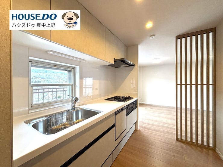 半独立キッチン!シンクも作業台も広く、食洗機も付いています!キッチン奥にはパントリー棚もございます♪