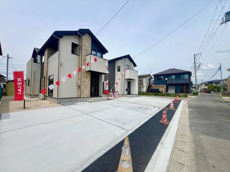 【外観】
並列3台駐車可能。ゆとりある前面スペースで車の出し入れもスムーズです♪