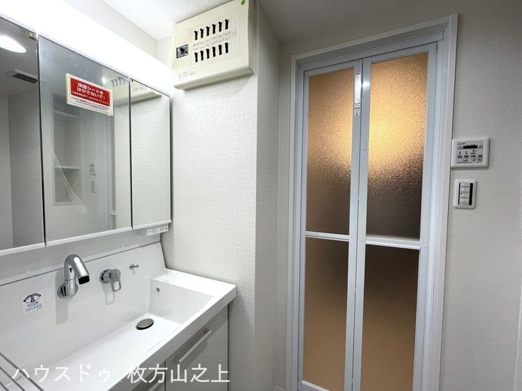 三面鏡付き洗面化粧台で収納力◎。窓付きで明るく換気もしやすい、清潔感のある洗面スペース。