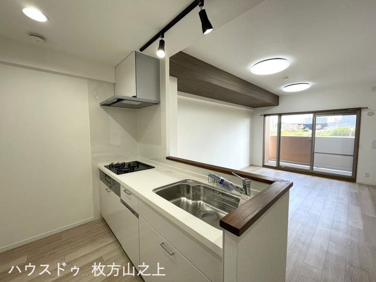 リビングを見渡せる対面キッチン。開放感あるLDKで家族との会話が自然と広がる明るい住空間。