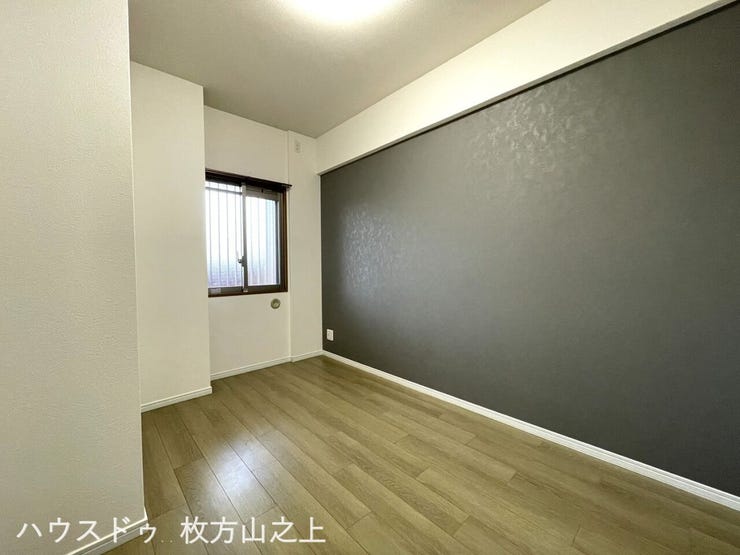 落ち着いた雰囲気の約5帖洋室。家具配置もしやすく、プライベート空間に最適。