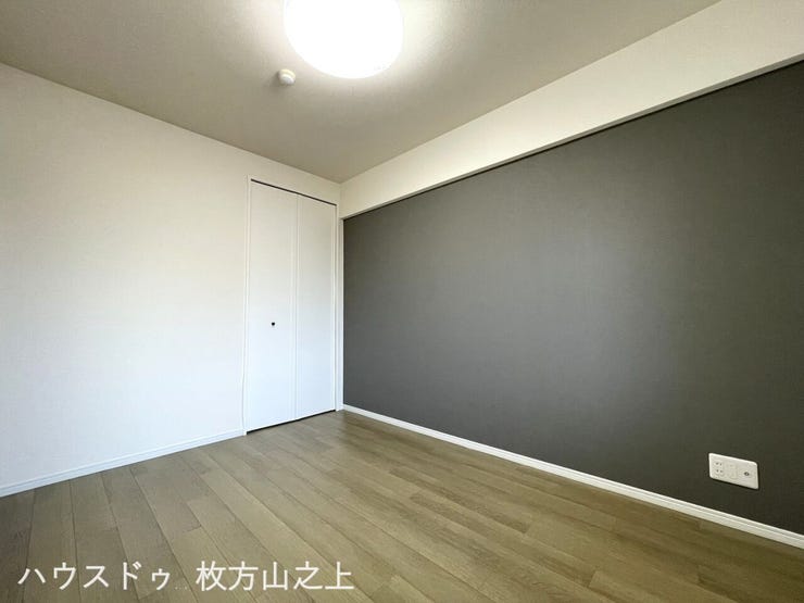 家具配置しやすい約6帖の洋室。収納付きで機能性も兼ね備えています。