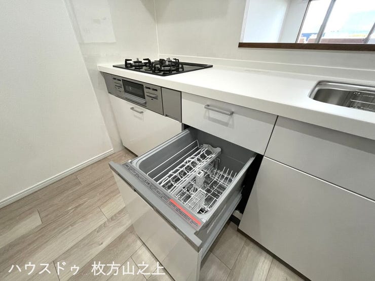 食洗機付きで家事負担を軽減。使い勝手の良いシステムキッチンで毎日の料理も快適にこなせます。