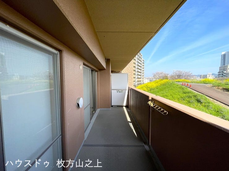 南向きバルコニーで陽当たり良好。開放感ある眺望とともに、気持ちの良い時間を過ごせる空間です。