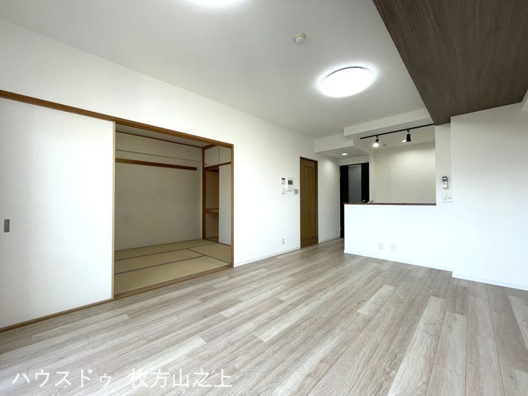 和室とつながる開放的なLDK。対面キッチンで家族の会話が弾み、ナチュラルな内装で心地よく暮らせる住空間。