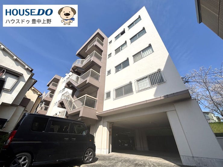 阪急宝塚線「服部天神駅」まで徒歩9分。駅近ながら落ち着いた住宅街に位置する住み心地の良いマンションです。周辺には教育施設やスーパー、緑地公園が徒歩圏に揃い、日々の暮らしに必要なものがすべて完結します。