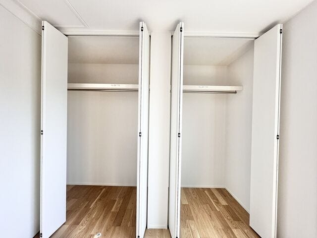 新たに家具を買わなくても良いので、ハンガーパイプ付きのクローゼットは嬉しいですね。収納が付いているのでお部屋を広く使う事ができます。