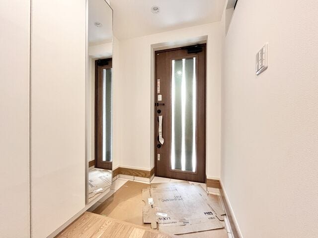 玄関:下駄箱には大きめの鏡がついているので、お出かけ前に靴をはいた状態で全身のチェックができますね。下の方に空間があるのでいつもの靴を置いたりできそうです。
