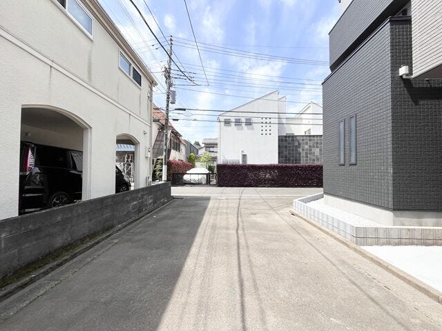 幅員約5mの前面道路です。車がすれ違える道幅です。車1台とベビーカーですれ違っても余裕のある道幅は安心ですね。
