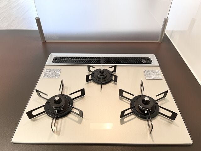 キッチン:使い勝手の良い3口コンロが採用されています。複数の調理が同時にできるのでお料理の時短にも。大きな鍋やフライパンも置くことができます◎
