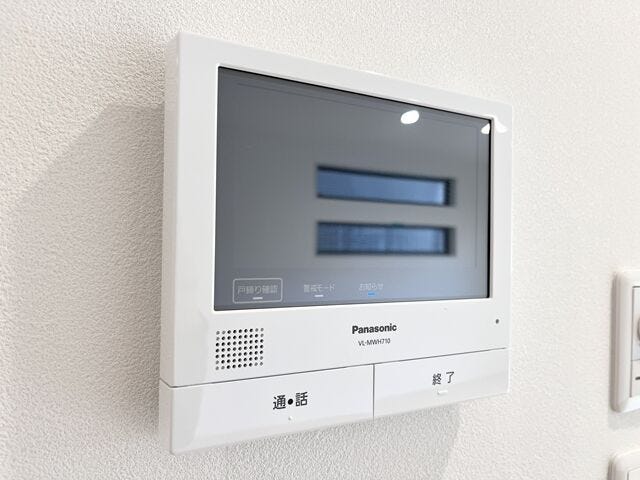 モニター付きインターホン:訪問者の顔を確認できるので防犯の効果が高まり暮らしに安心を与えてくれます。