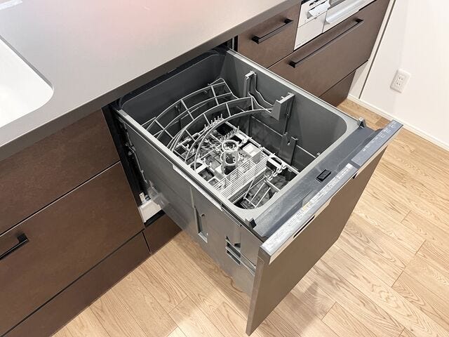 キッチン:食洗機がついているので時短にもなり、手荒れも防げそうですね。