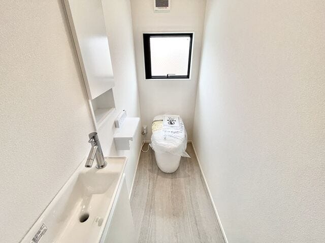 トイレ:入り口の近くには収納があり、トイレットペーパーのストックやお掃除グッズなどをしまうことができます。