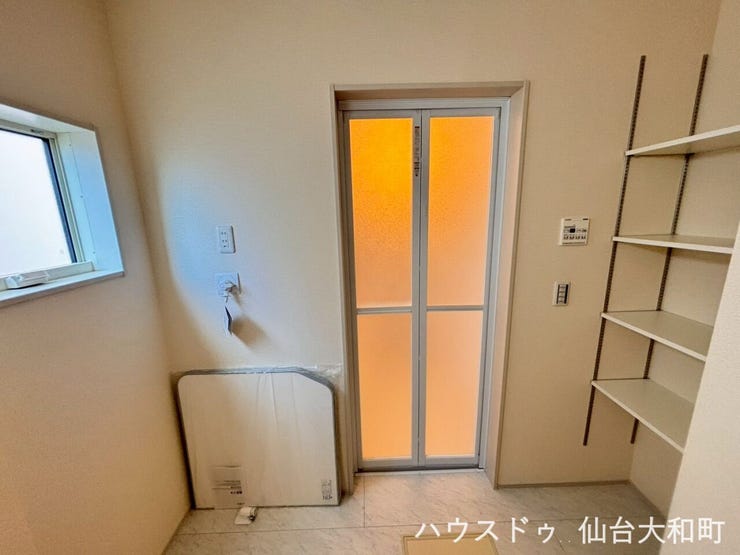 洗剤やリネン類を整理しやすい可動棚付き洗面スペース
