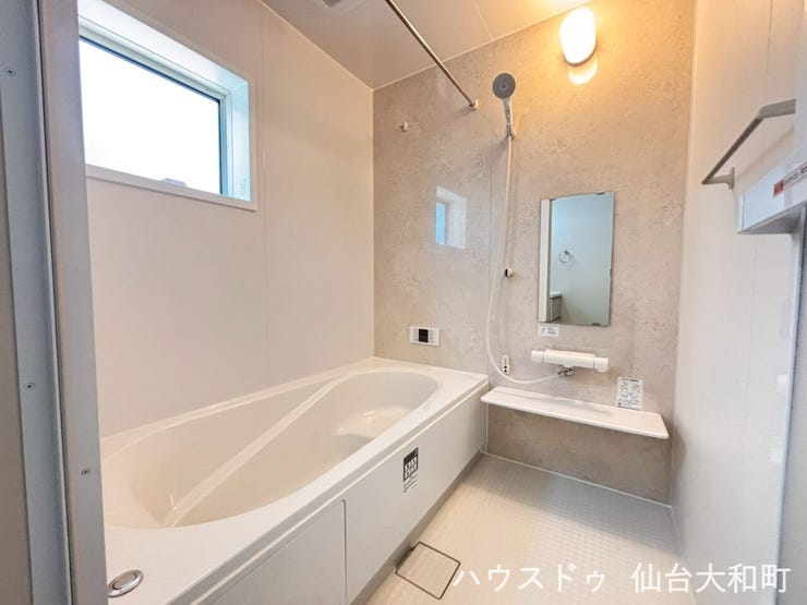 窓付きで換気しやすく、明るい浴室