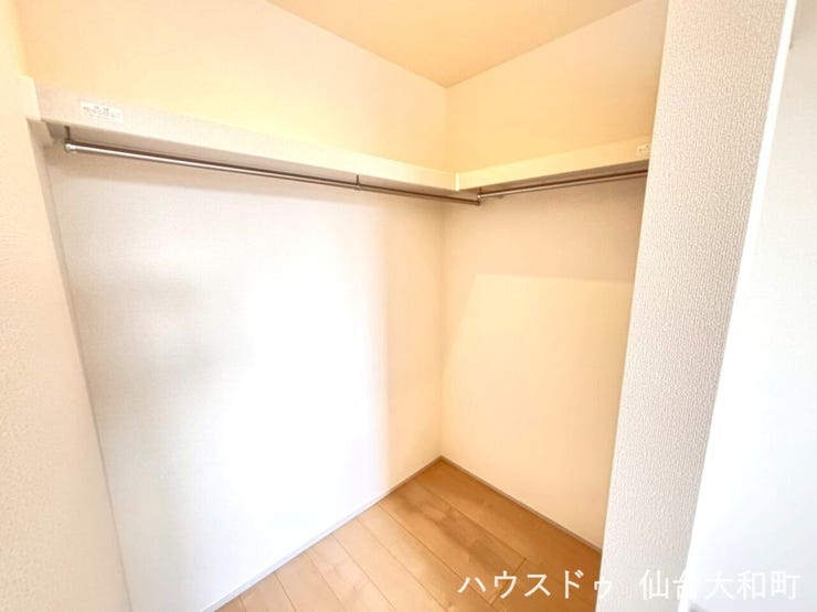 衣類だけでなく、季節物やスーツケースなどもまとめて収納できるウォークインクローゼット♪