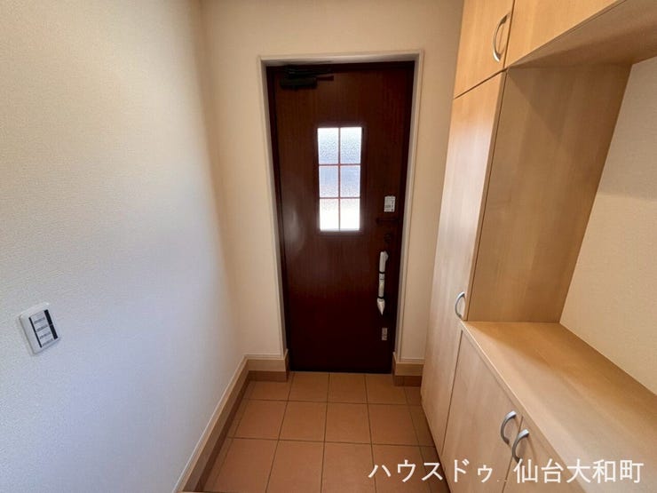 採光窓から自然光が届く玄関空間です