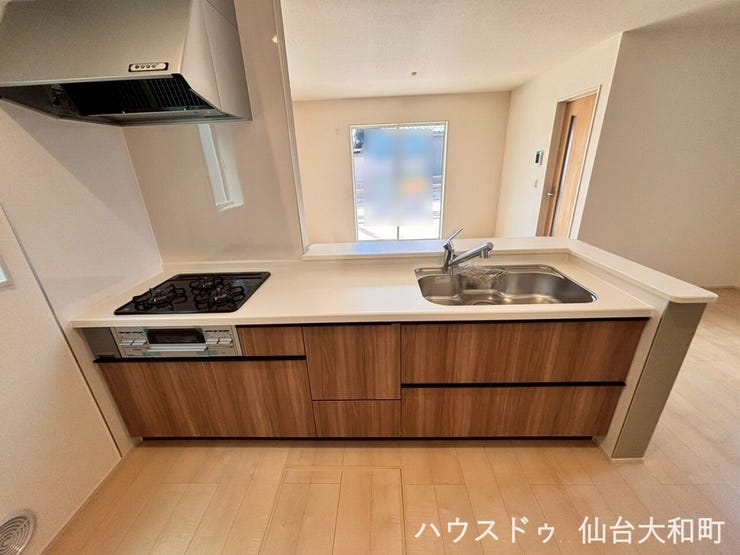 リビングを見渡せる対面キッチン