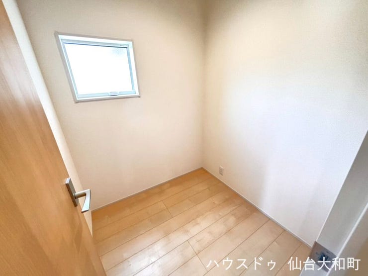 常温で保存できる食品や、家事道具などを収納しておくことができる嬉しいパントリー♪