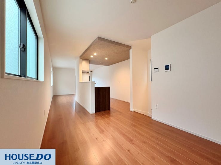 キッチン上部の下がり天井が空間のアクセントになったLDKです!奥行きのある間取りは視線が抜けやすく、開放感たっぷり♪対面式キッチンからはリビング全体が見渡せるので、作業中も会話が弾みますね!