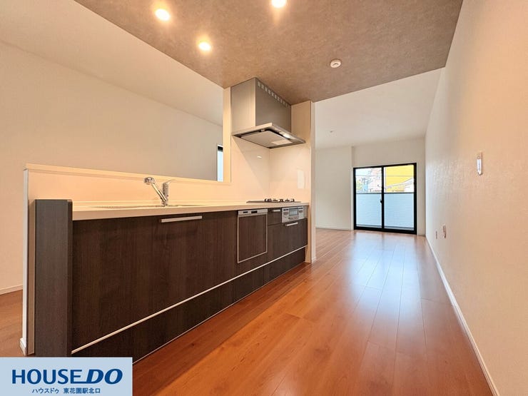 落ち着いたダークカラーが印象的なシステムキッチンです!三口コンロやワイドなシンクを備えており、日々のお料理が効率よく進みます♪リビングの大きな窓から光が届く、明るく気持ちの良い調理スペースです!