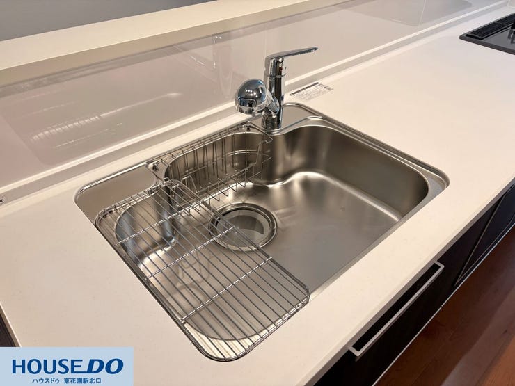 広々としたステンレスシンクは、大きな鍋やフライパンも楽に洗えるサイズ感です!水切りプレートも備わっており、調理スペースを広く保ちながら効率よく作業が可能♪毎日のお片付けがぐっとスムーズになります!