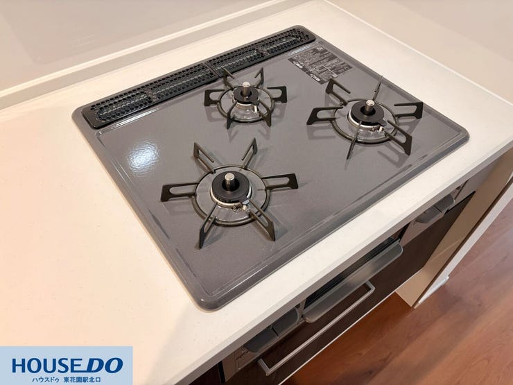 同時調理に便利な三口タイプのガスコンロです!五徳周りはフラットな仕上げで、汚れてもサッと拭くだけでお手入れが完了♪火力の調整もしやすく、本格的なお料理から時短料理まで幅広く対応してくれます!
