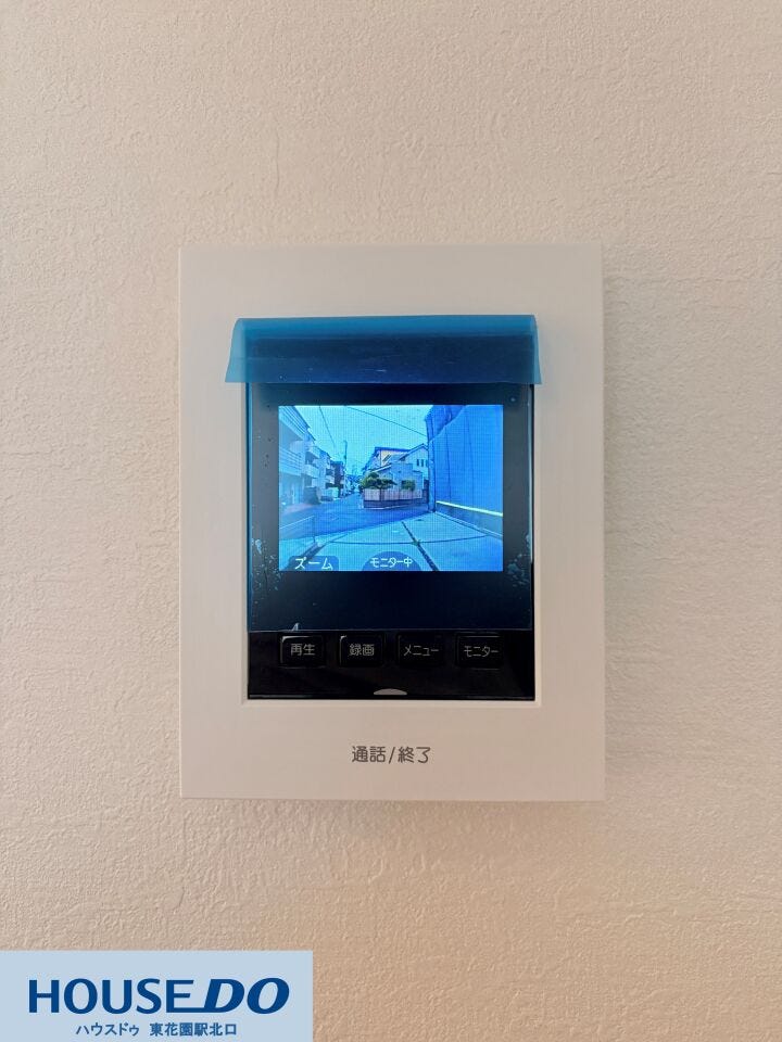 来客をカラーモニターで確認できるインターホンです!受話器を持たずに通話ができるハンズフリータイプなので、家事の最中もワンタッチで対応可能♪録画機能もあり、不在時の来客確認ができるのも心強いですね!