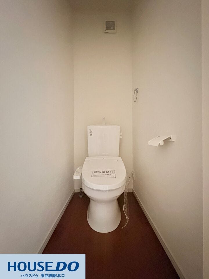 白を基調とした清潔感のあるトイレスペースです!温水洗浄便座が完備されており、毎日の使用も快適♪背面にゆとりを持たせた設計で、限られた空間ながらも圧迫感を感じにくく、掃除のしやすさにも配慮されています!