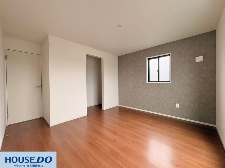 グレーのアクセントクロスを採用し、落ち着いた雰囲気に仕上げた洋室です♪深みのあるフローリングが、木目の温かみを引き立てます!クローゼットへ続く動線も確保されており、家具の配置がしやすい間取りです♪