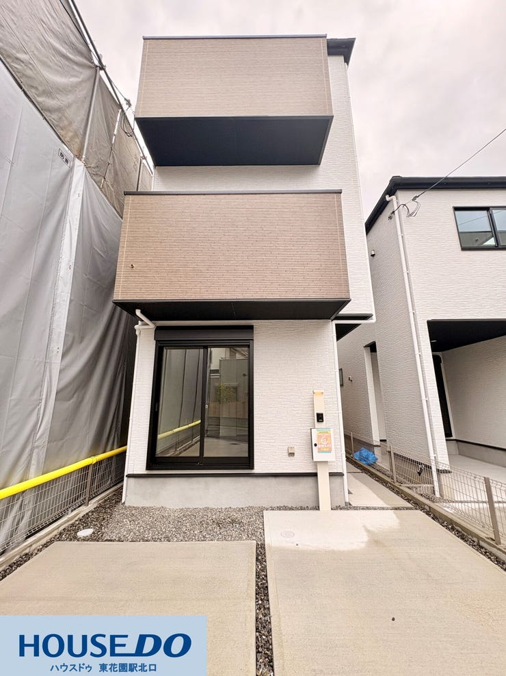 白のタイル調の外壁に、木目調のバルコニーがアクセントとなったモダンな3階建てです!前面はコンクリート敷きで整えられており、自転車の駐輪や荷物の積み下ろしもスムーズに行える機能的な造りになっています♪