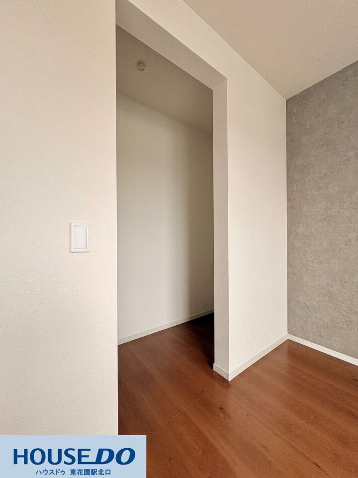 アクセントクロスがお部屋の表情を豊かに彩ります♪扉のないオープンな開口部は、空間にほどよい抜け感をプラス!フローリングの質感とも相性が良く、お気に入りの家具を並べるのが楽しみになるデザインです♪