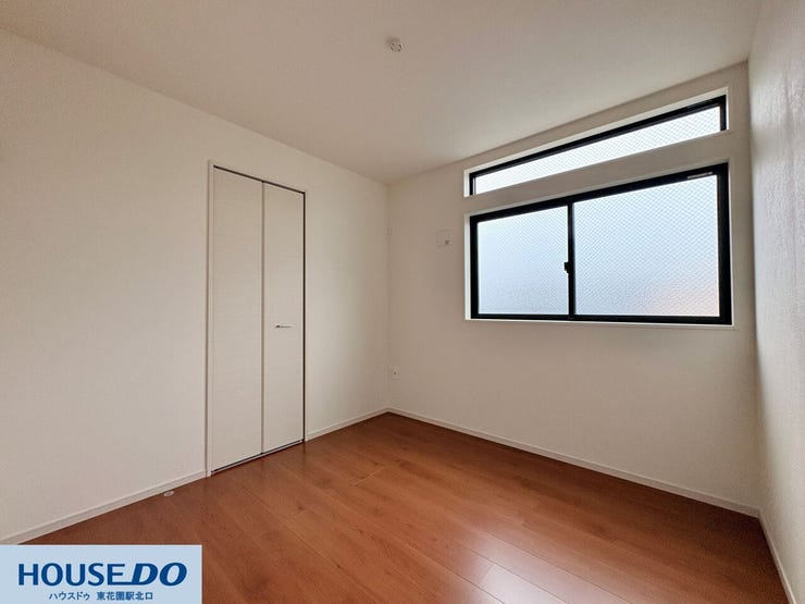 高い位置に配置された横長窓が、室内に明るい光を届けます!壁面を広く使える設計なので、ベッドやデスクのレイアウトも自由自在♪クローゼットも完備されており、お部屋をすっきりと保てる収納力も魅力です!