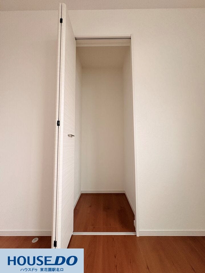 奥行きをしっかり確保した、使い勝手の良い収納スペースです♪季節物の家電やスーツケースなど、かさばる荷物もスマートに収まります!白を基調とした内部は明るく、中に入れた物が見渡しやすいのもポイント♪