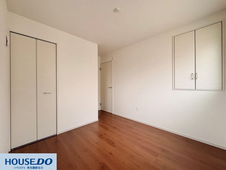 高さの異なる2種類の収納が設置された、機能的なお部屋です!壁になじむホワイトの扉が空間をより広く、明るく見せてくれます♪衣類から小物まで整理整頓がしやすく、自分らしい空間づくりをサポートします!