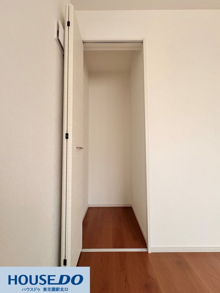 縦の空間を有効に活用できる、奥行きのあるクローゼットです♪ハンガーラックを設置したり、収納ボックスを重ねたりと、持ち物の量に合わせた整理が可能です!お部屋をすっきり広く使うための心強い味方ですね♪