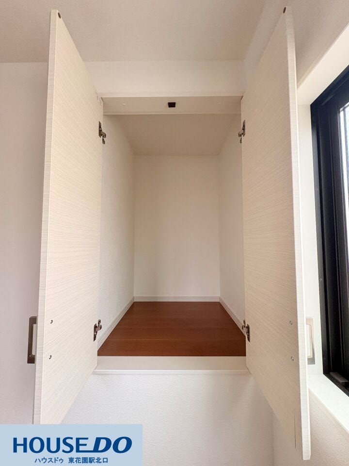 デッドスペースを活かしたコンパクトな収納スペースです!普段あまり使わないシーズンオフの小物や、ストック品の保管にぴったり♪扉付きなので、生活感を隠してスマートにお部屋を管理できます!