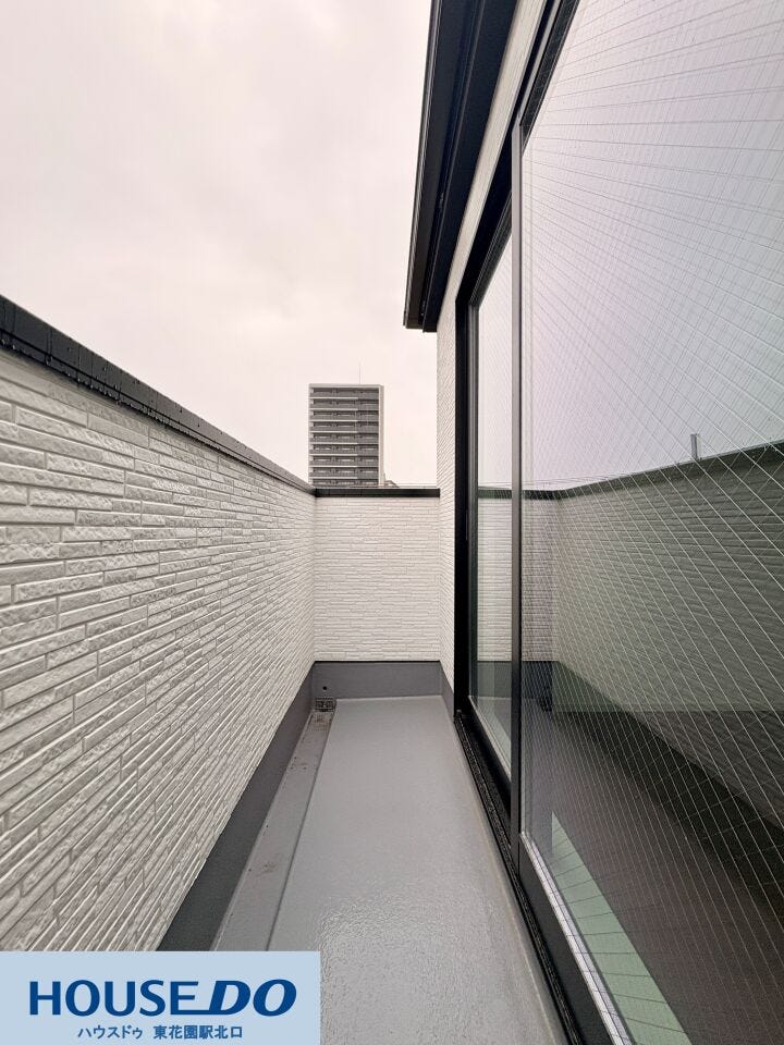 外壁のホワイトが明るい印象を与えるバルコニーです!横幅もしっかり確保されているので、洗濯物を干す際もスムーズに動けます♪空を身近に感じながら、ちょっとした気分転換にも適したプライベート空間です!